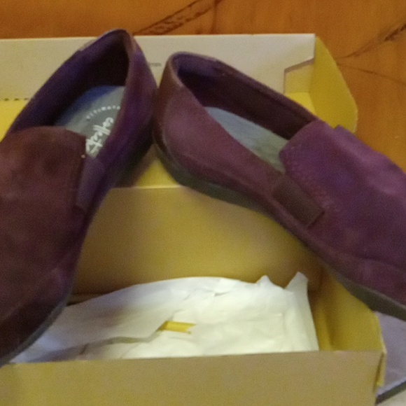 Clark's, 7 1/2 W Burgundy Suede - Picture 2 of 3